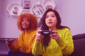 två tjejer som spelar konsollspel